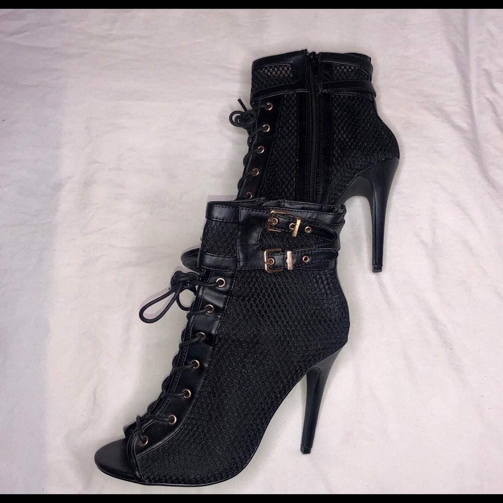Women’s laced- up heels